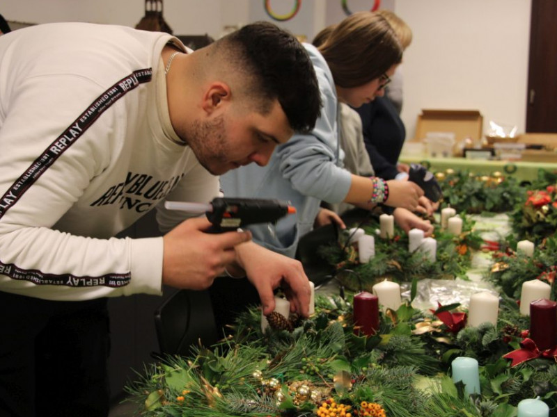 Adventi koszorú a PRaktika műhelyében
