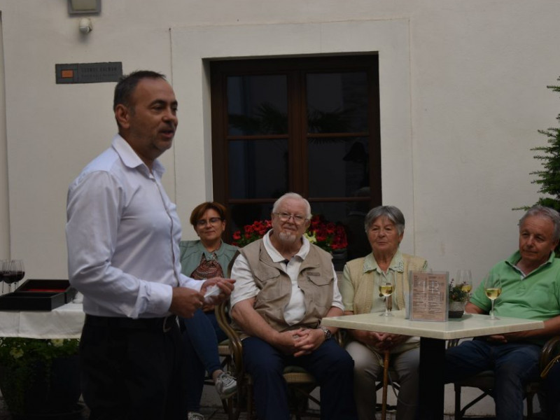 Gondűző borocska mellett