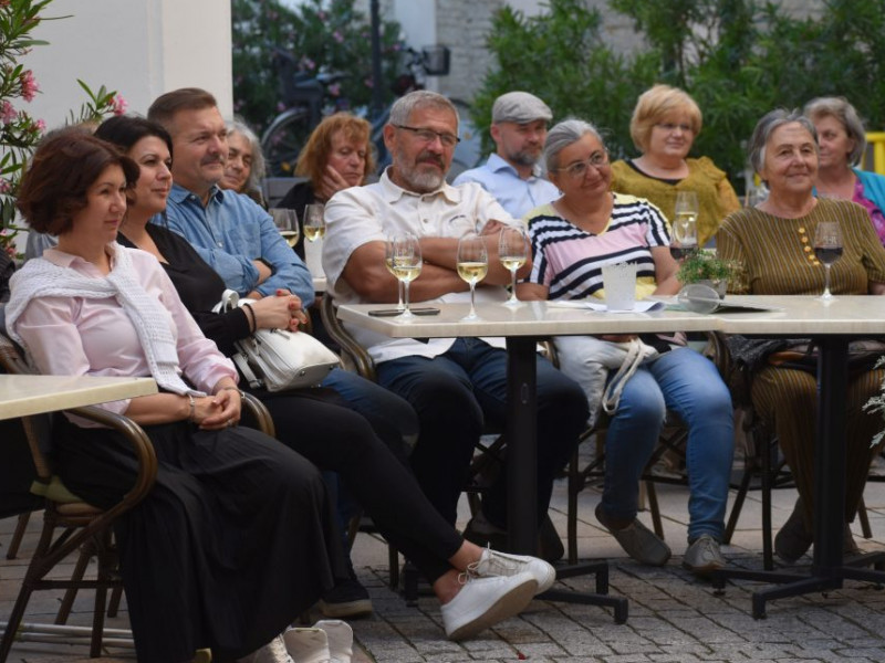 Gondűző borocska mellett