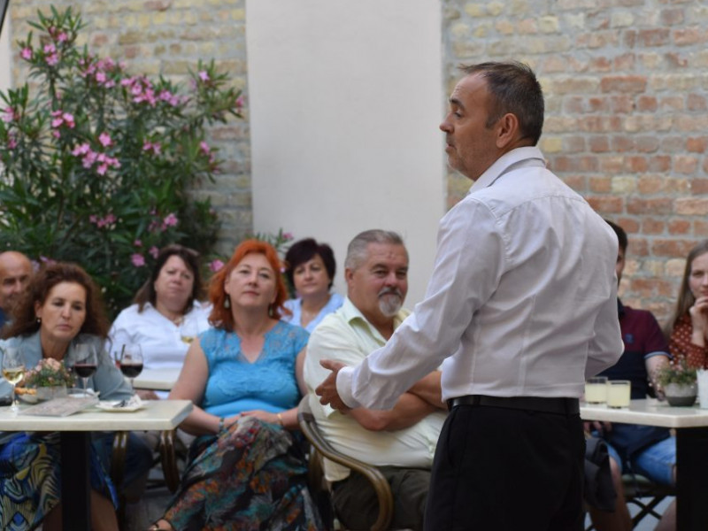 Gondűző borocska mellett