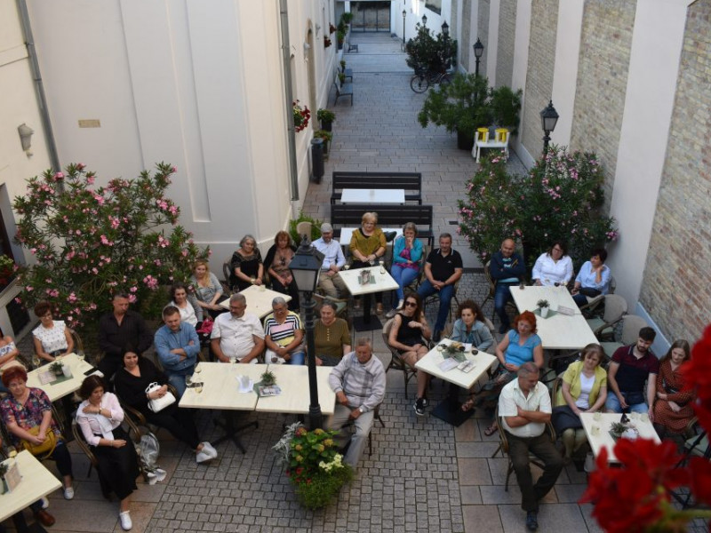 Gondűző borocska mellett