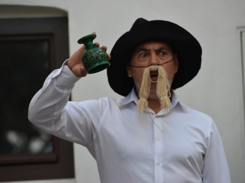 Gondűző borocska mellett