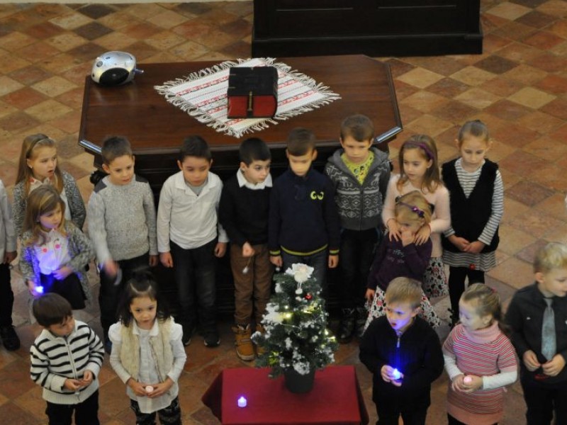Karácsonyi műsor és betlehemezés