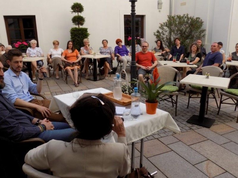 Kávéházi beszélgetés Ferenczi Alpárral és Kondics Gergellyel