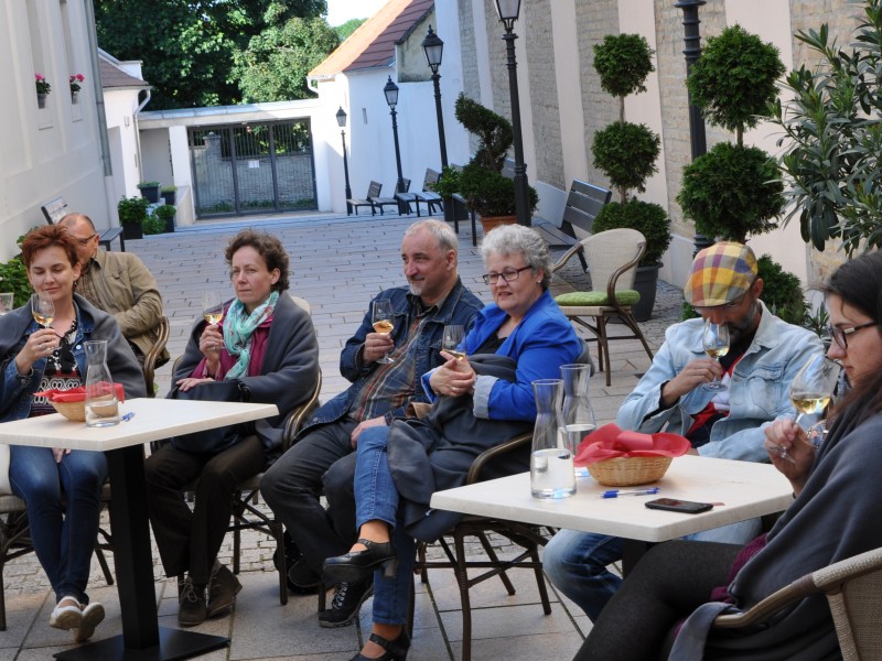 Kortyok és szavak – irodalmi borozgató