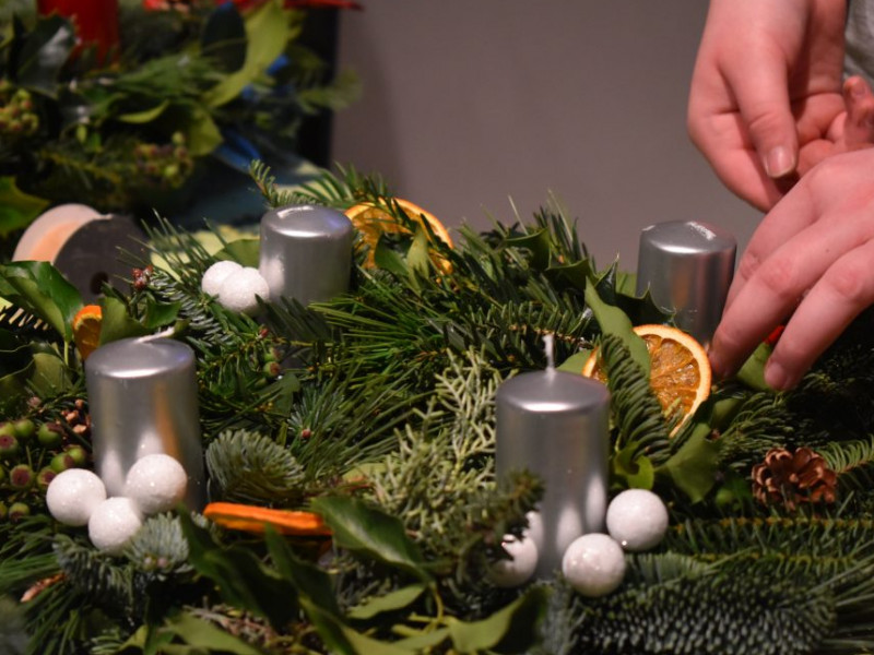 Mit jelképez az adventi koszorú? 