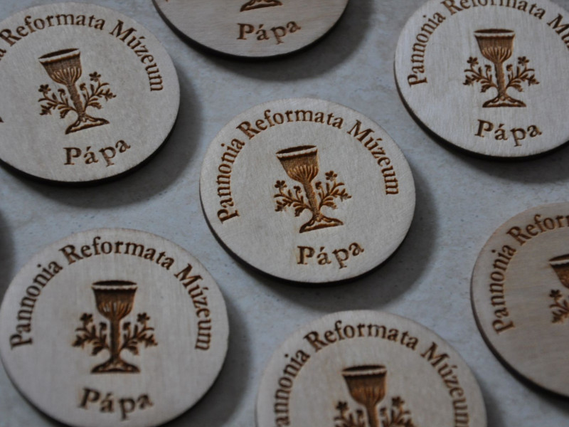 Pannonia Reformata kulcstartó és hűtőmágnes