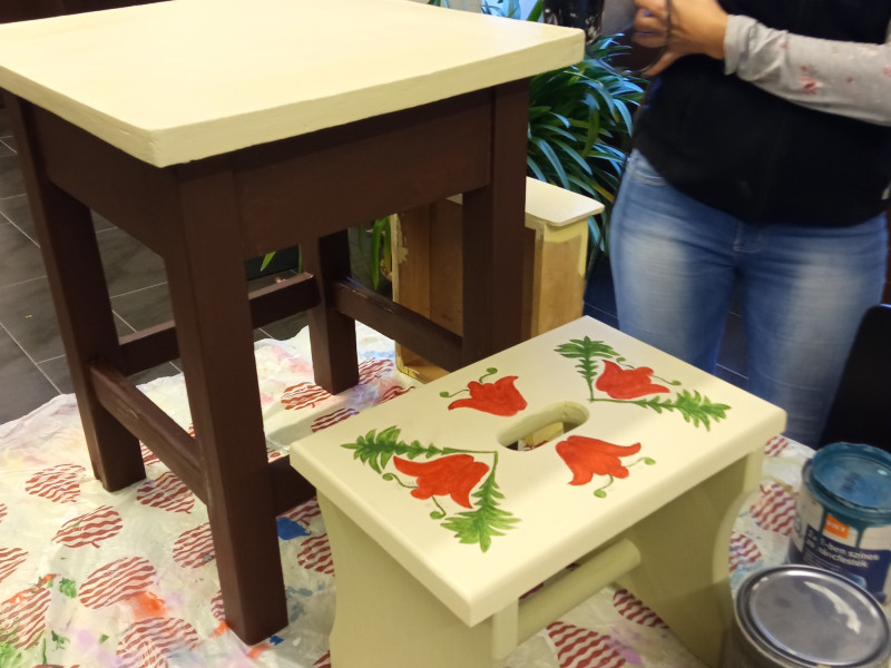 Praktika - Bútorfestés: Sámli és hokedli festés 