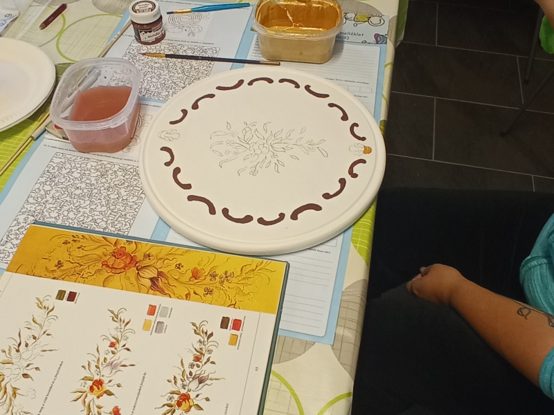 Praktika - Bútorfestés: Sámli és hokedli festés 