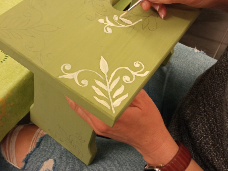 Praktika - Bútorfestés: Sámli és hokedli festés 