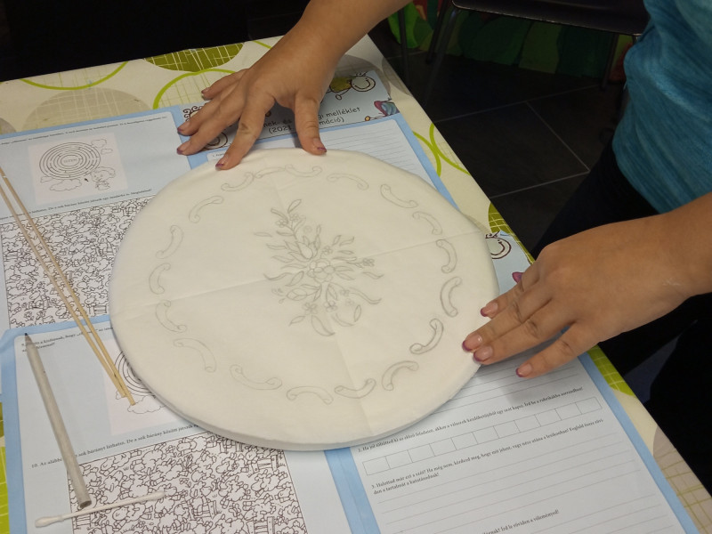 Praktika - Bútorfestés: Sámli és hokedli festés 