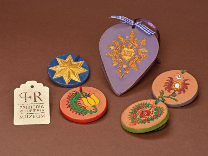 Református motívumos nyakláncok, plakettek