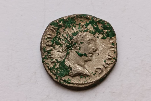 Elfeledett kincsek nyomában – különleges római érmék kerülnek elő a Pannonia Reformata Múzeumban